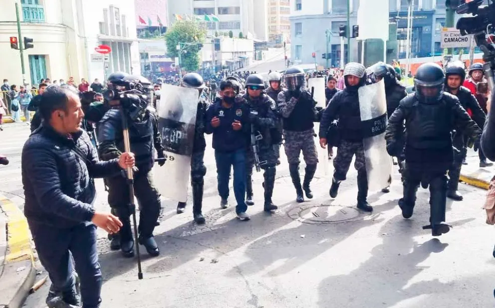 Los afiliados a la COB, siendo aprehendidos por efectivos de la UTOP. Foto: Erbol