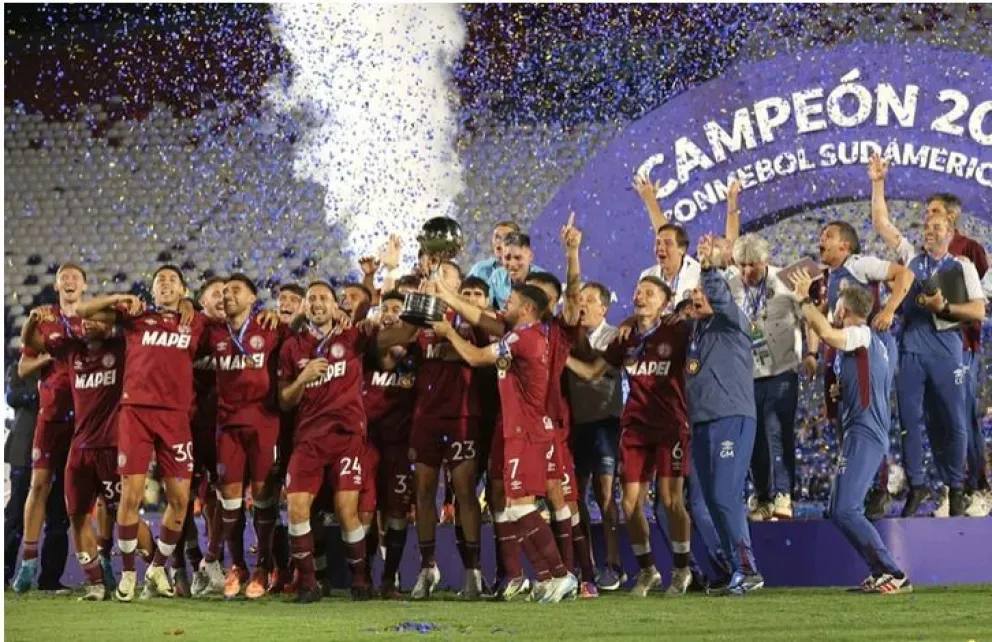 El plantel de Lanús celebra por su título de la Sudamericana. Foto: EFE.
