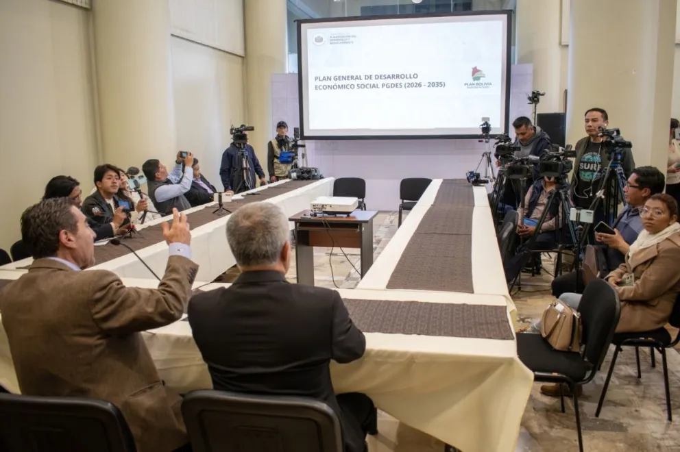 El Ministro Romero explica el trabajo. FOTO: Ministerio de Planificación