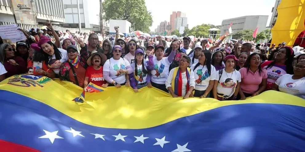 Mujeres participan en una marcha chavista este martes, en Caracas. Foto: EFE