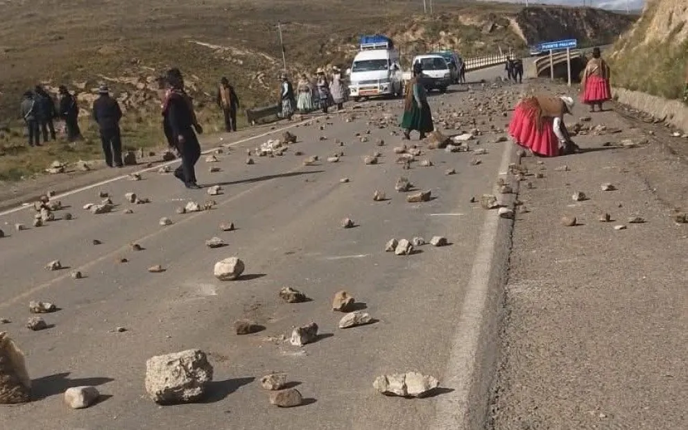 Uno de los bloqueos en la ruta hacia Laja, en La Paz. Foto: RRSS