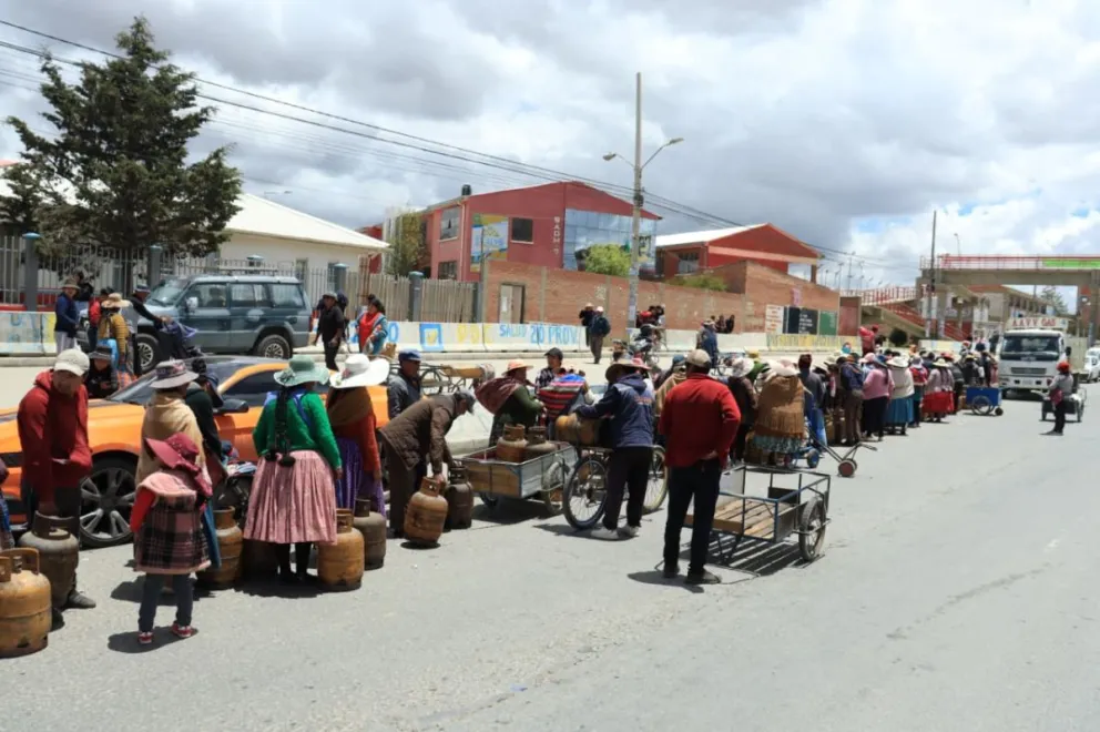Filas para conseguir GLP ayer en El Alto. Foto: APG