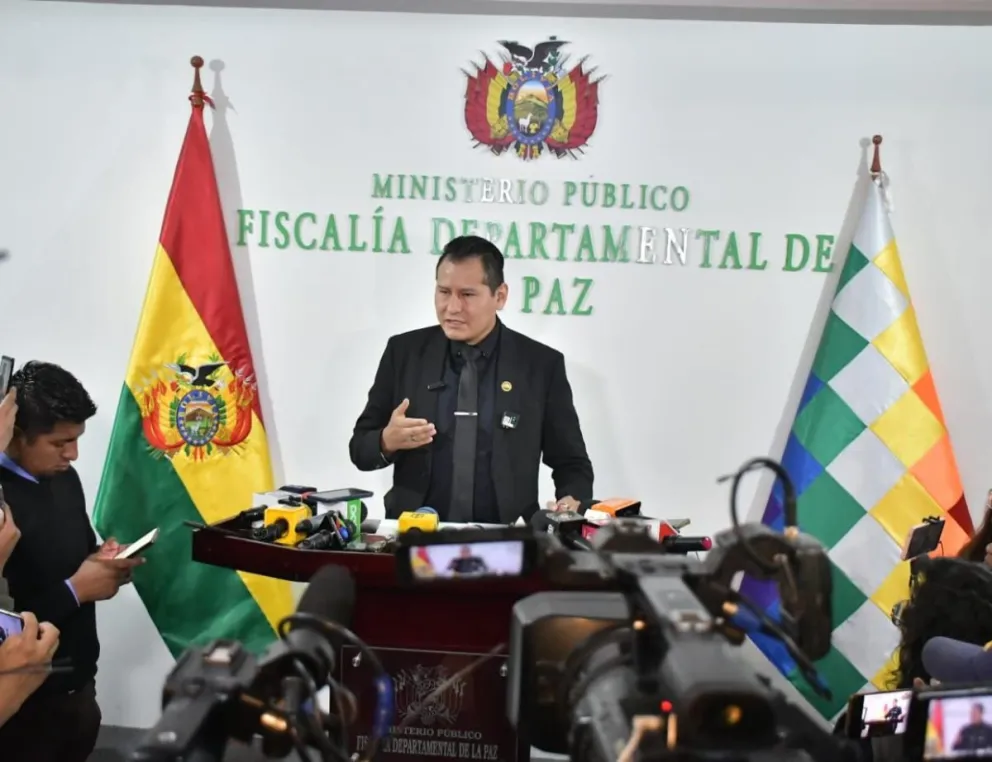 El fiscal de La Paz, Luis Torrez, explica los detalles del caso a la prensa. Foto: APG