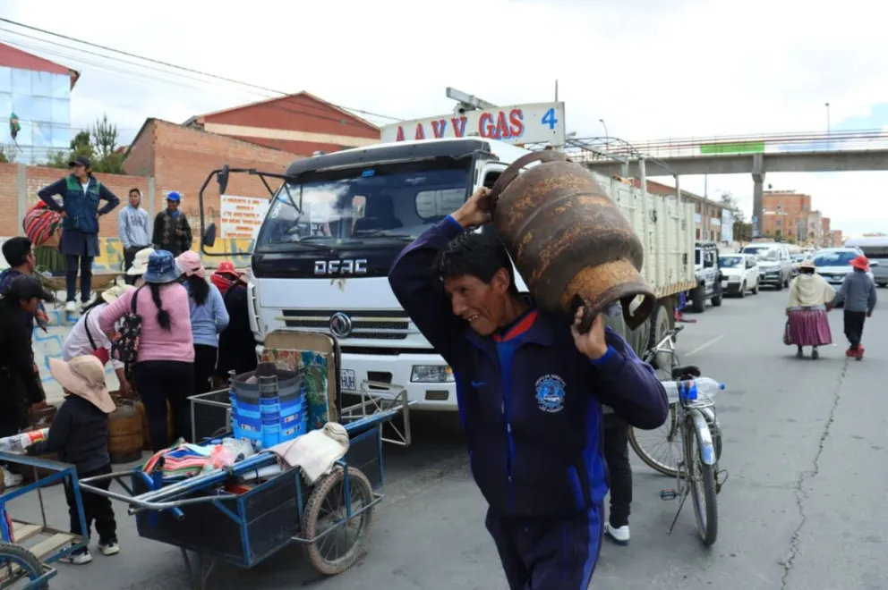 La fila que se registró en San Roque, en El Alto, el martes (imagen referencial). Foto: APG 