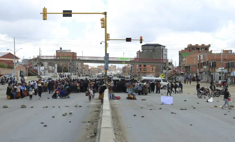 Pobladores de la provincia Larecaja acataron el bloqueo convocado por la Central Obrera Boliviana (COB) en rechazo al Decreto Supremo 5503. FOTO: APG