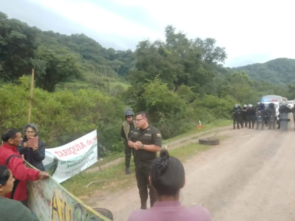 El contingente policial que intentó despejar uno de los puntos de vigilia instalado en Chiquiacá. Foto: Provinciana TV. 