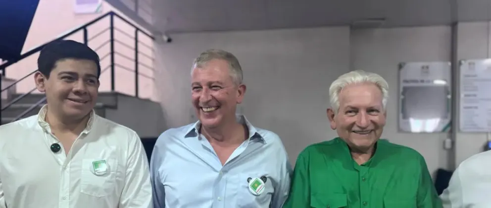 Branko Marinkovic (centro) junto a Rubén Costas (derecha) y Roger Castellón. FOTO: Unitel