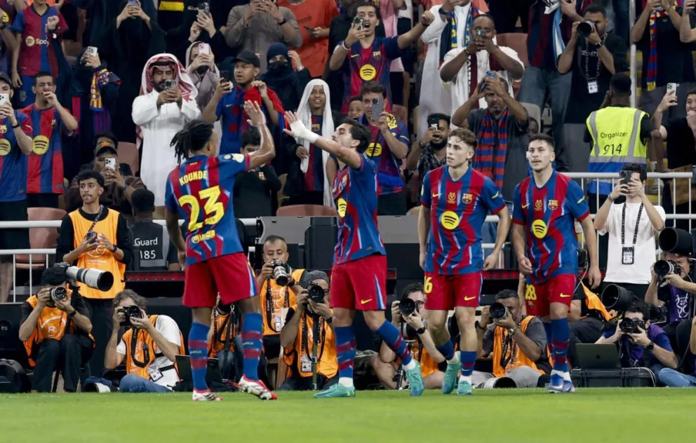 Jugadores del Barcelona celebran su clasificación a la final de la Supercopa de España. Foto: EFE