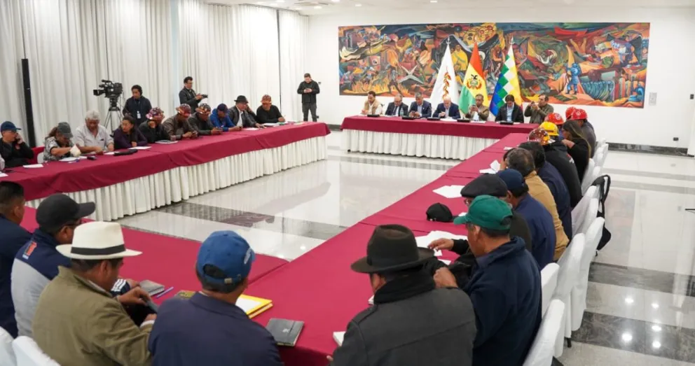 Los ministros de Paz en la reunión del miércoles con los represenantes de la COB. Foto: Presidencia 