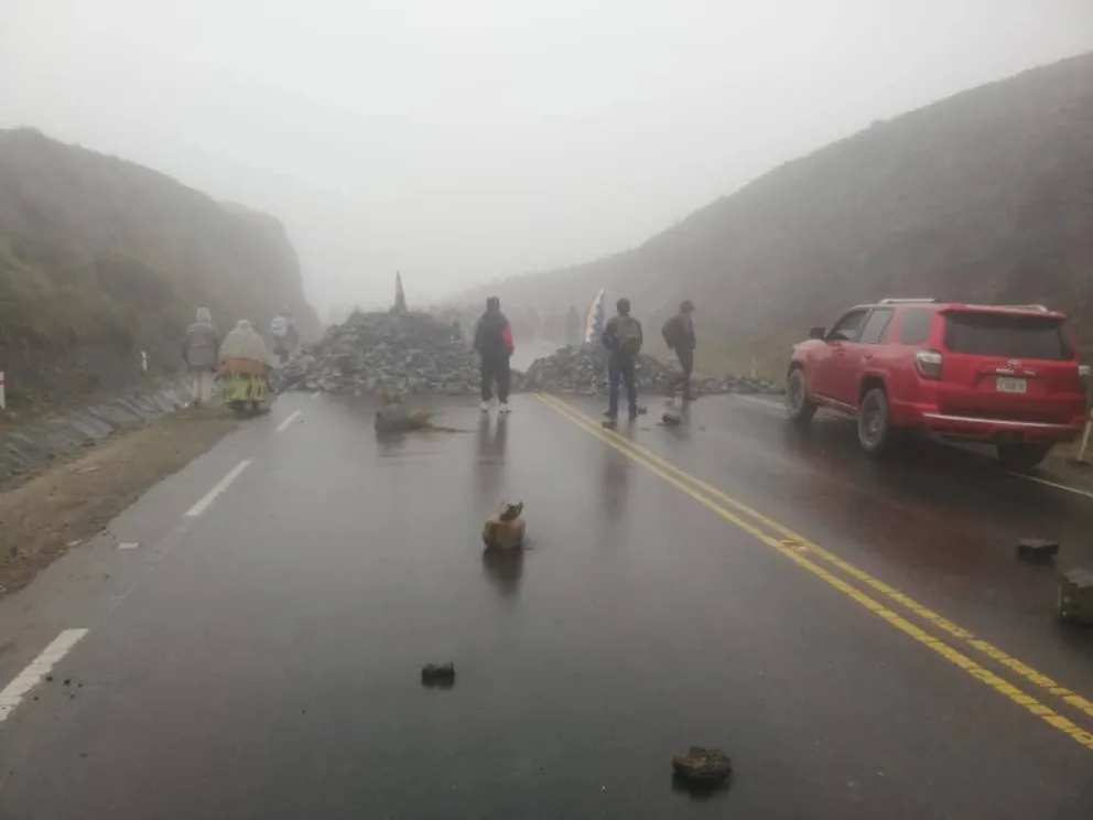 La vía cortada este jueves en un sector de La Cumbre. Fotos: RRSS