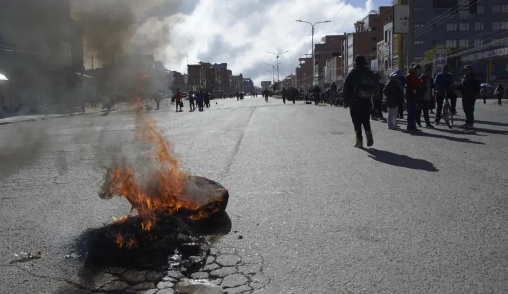 Un bloqueo de los maestros en el puente de Río Seco en El Alto, este jueves. Foto: APG