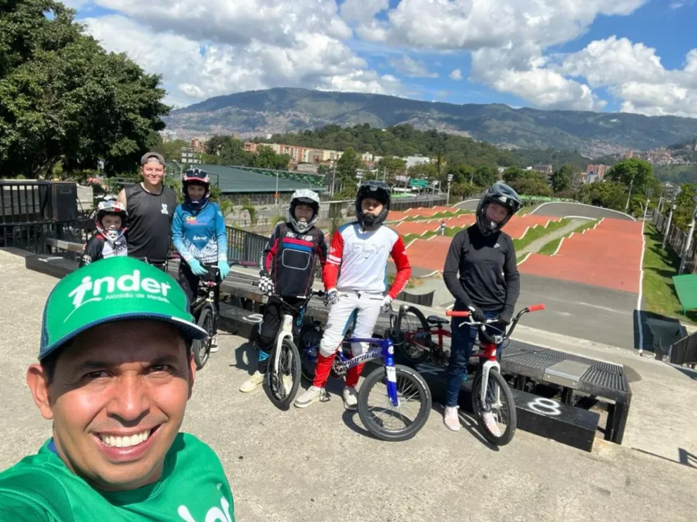 El entrenador paceño con los cinco pilotos durante su capacitación. Foto: BMX La Paz.