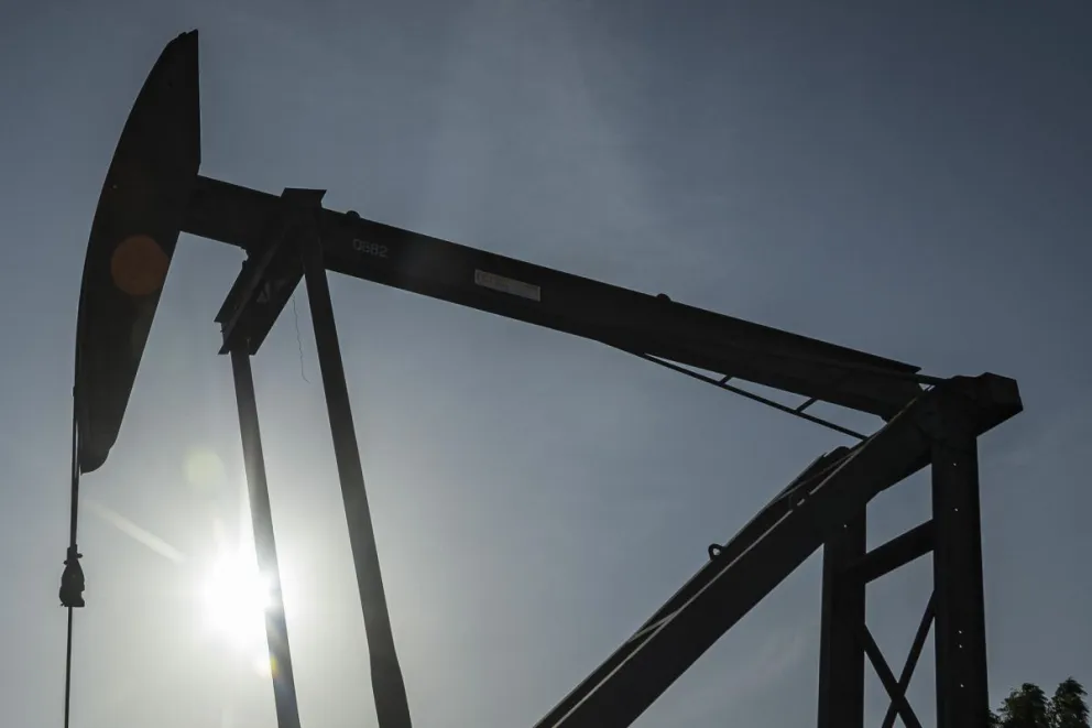 Un balancín petrolero en el Lago de Maracaibo (Venezuela). Foto: EFE