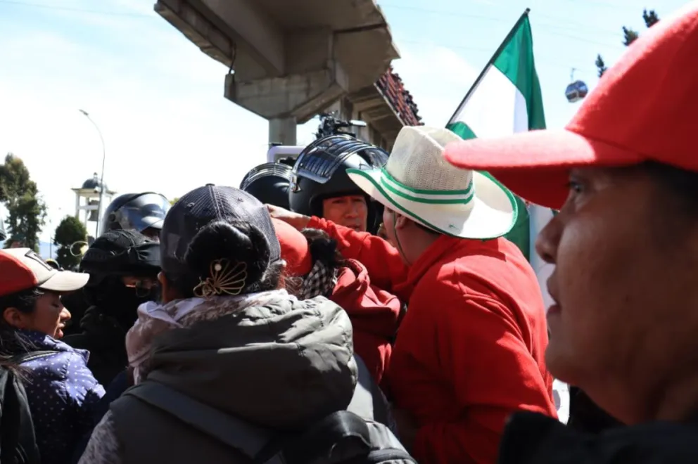 Maestros bloquean la zona de Río Seco, en El Alto, este jueves. Foto: APG