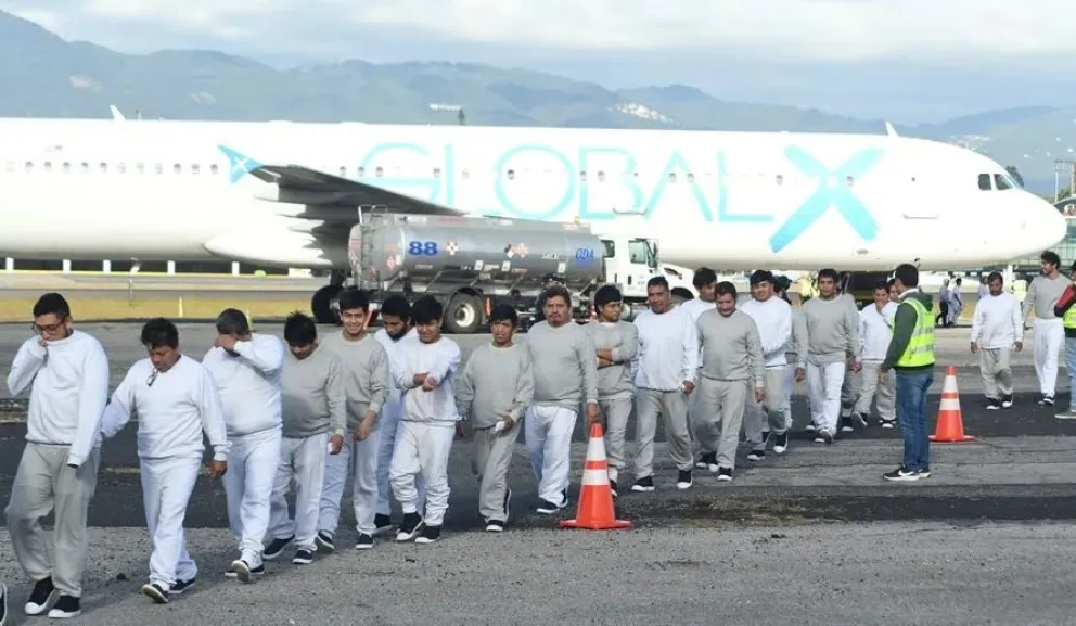 Inmigrantes en la base de la Fuerza Aérea Guatemalteca (FAG) tras su deportación desde Estados Unidos, el 30 de diciembre de 2025. Foto: EFE
