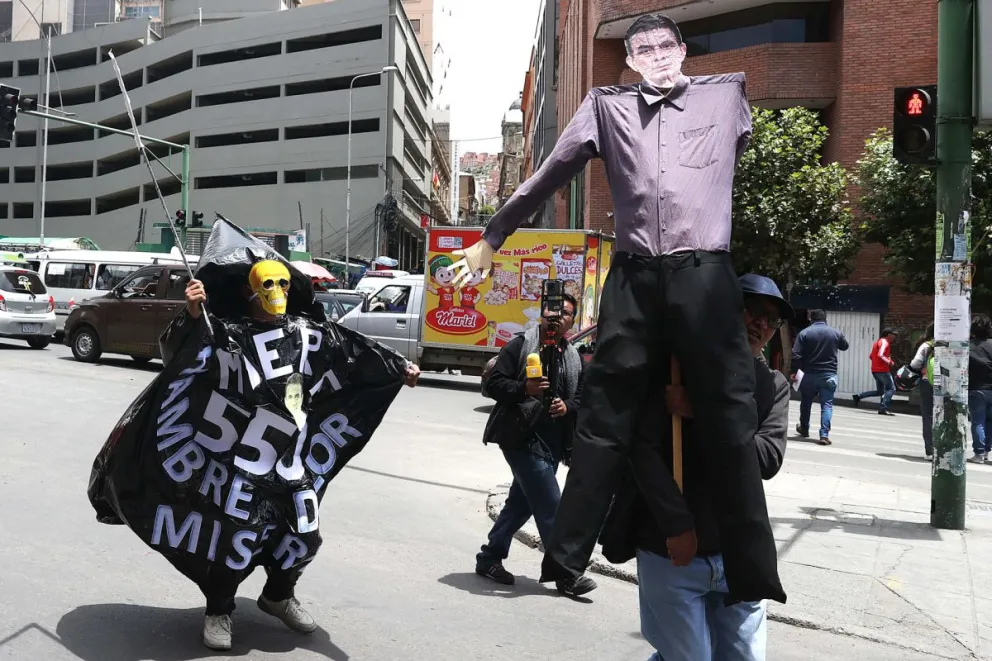 Una persona sostiene un muñeco con la imagen del presidente de Bolivia, Rodrigo Paz, durante una marcha este jueves en La Paz (Bolivia). Foto: EFE