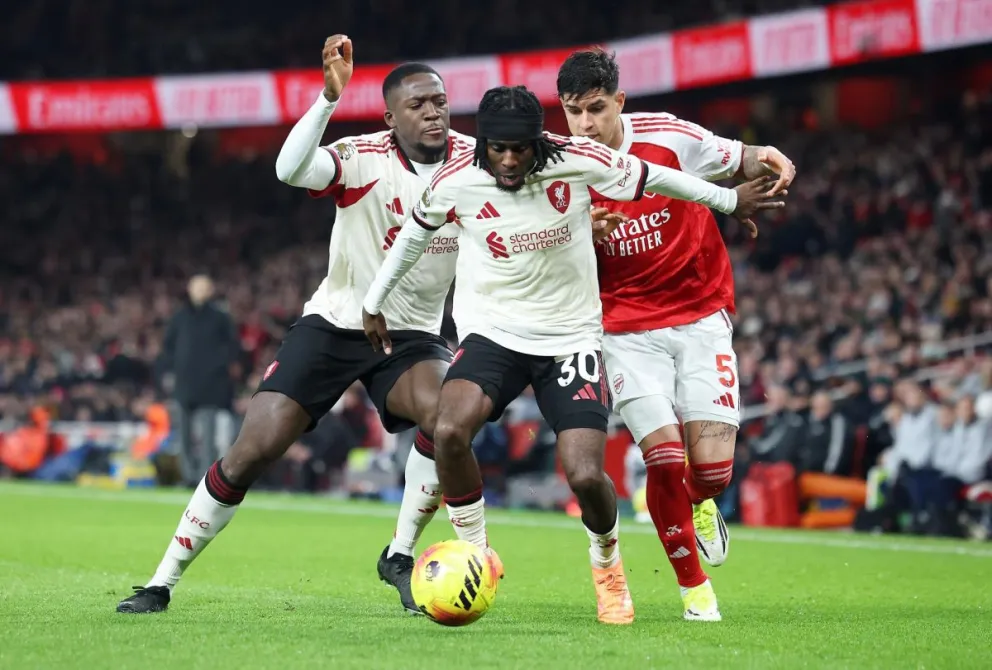 Incidencia entre Liverpool (de blanco) y Arsenal. Foto: EFE.