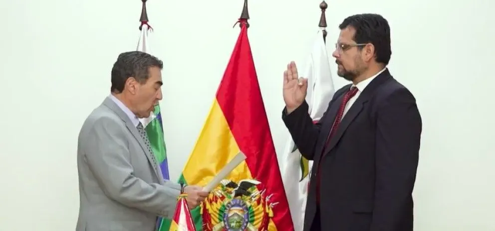 El ministro Romero posesionó al nuevo director del INE, Jorge Akamine Toledo. Foto: Captura