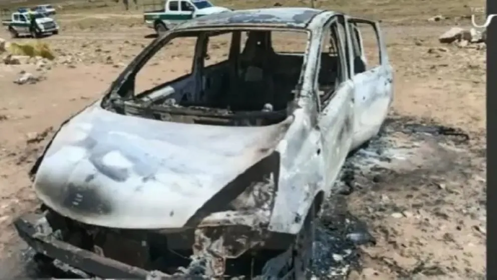 El vehículo incendiado. FOTO: Red Uno