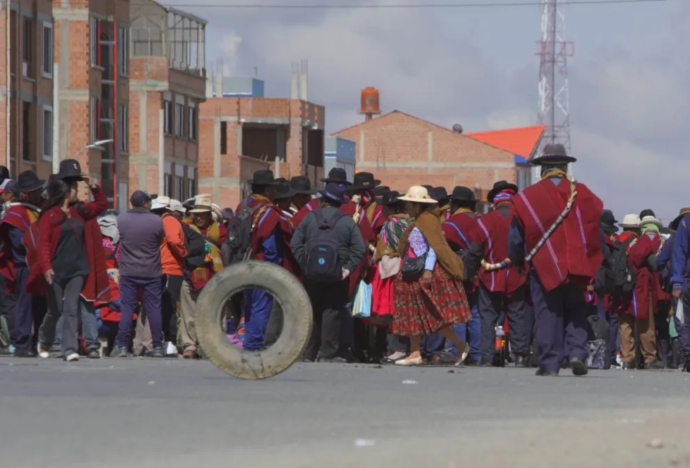 Ponchos Rojos bloquean la vía a Copacabana. FOTO: APG