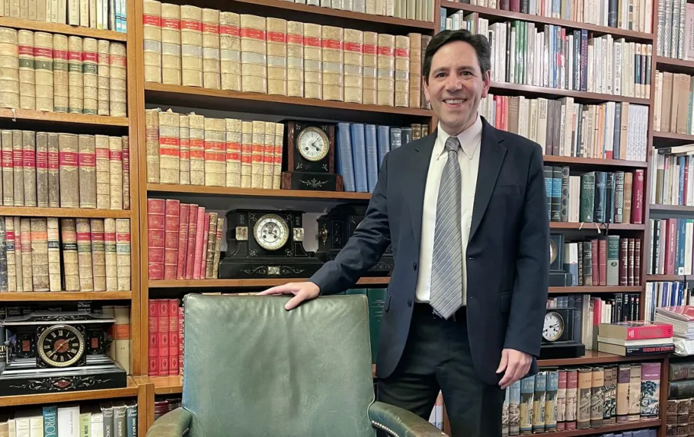 Salvador Romero Ballivián en la biblioteca de sus padres. Foto: Ignacio Vera de Rada