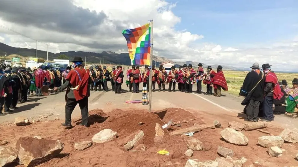 Un punto de bloqueo de los campesinos en La Paz, en la víspera (imagen referencial). Foto: Tele Estrella