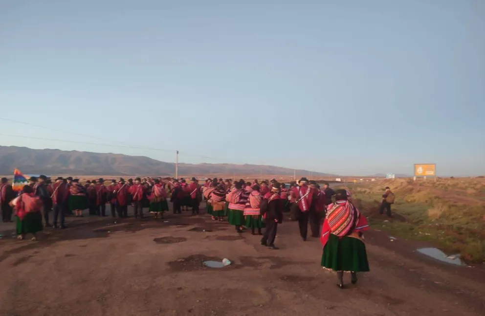 Un bloqueo campesino en la ruta hacia el Desaguadero, en la frontera con Perú. Foto: Red TV. Provincia Ingavi