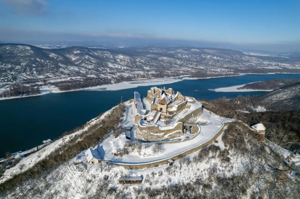 Fotografía aérea que muestra el castillo de Visegrad y el río Danubio este jueves en Visegrad (Hungría). Foto: EFE