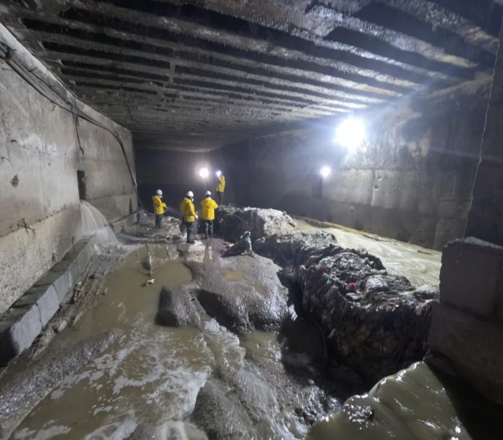La bóveda bajo la Avenida del Poeta, durante la inspección este viernes. Fotos: GMALP