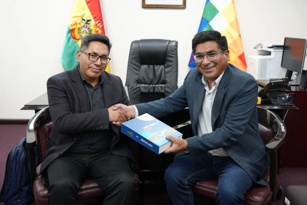 Néstor Huanca Chura entrega el despacho del Ministerio de Desarrollo Productivo y Economía Plural a Zenón Pedro Mamani. FOTO: Ministerio de Desarrollo Productivo