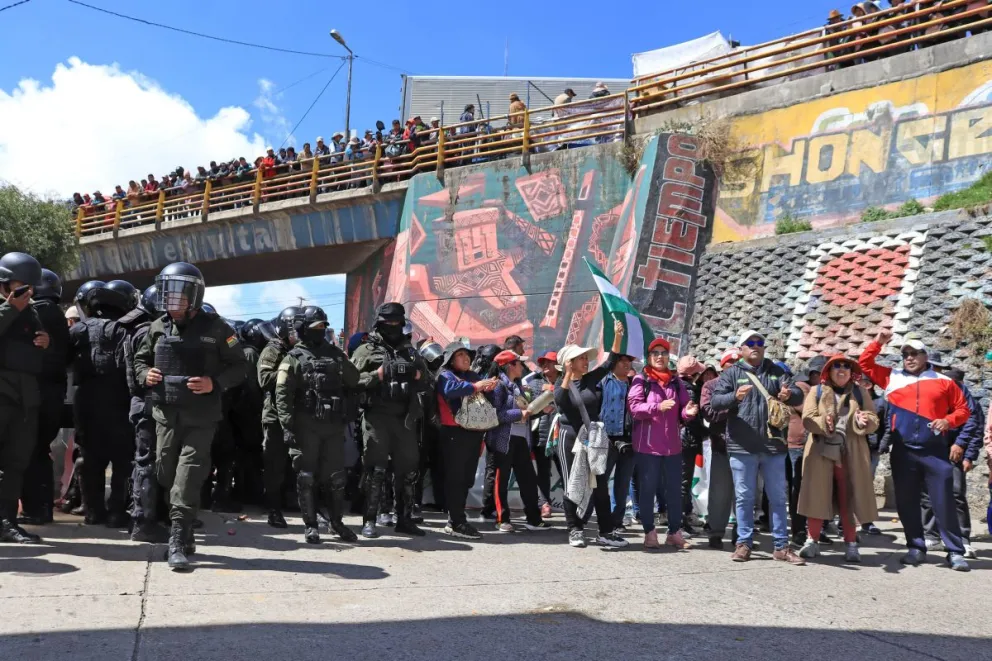 Magisterio y policías se enfrentan en El Alto. FOTO: APG