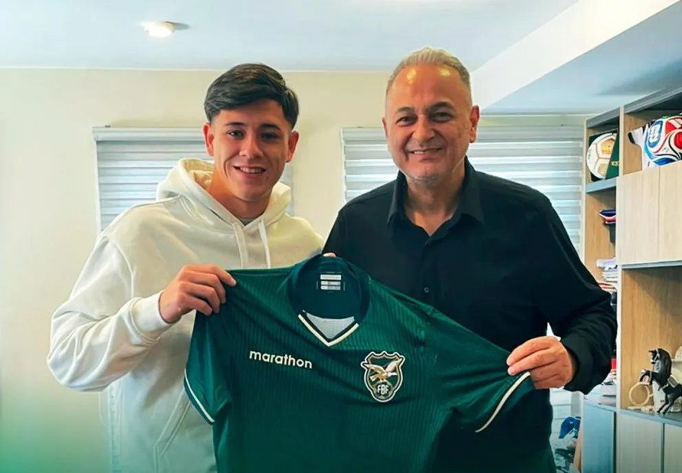 Maxi Mamani (izq.) junto a Fernando Costa, el presidente de la Federación Boliviana de Fútbol. Crédito: FBF