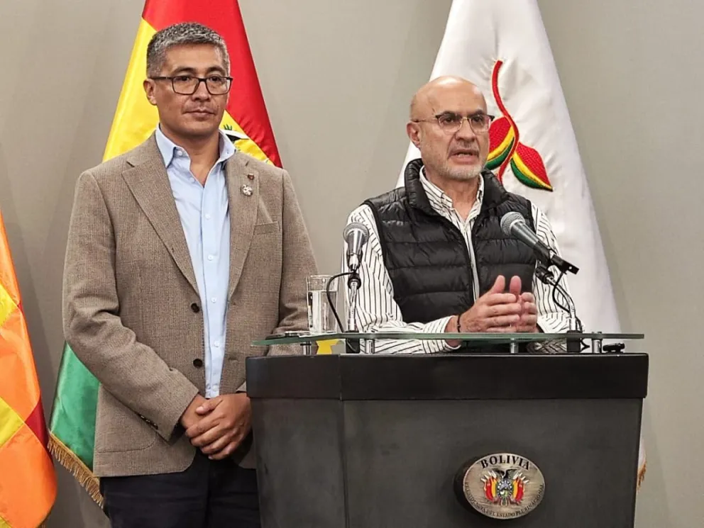 Los ministros Espinoza y Lupo en conferencia de prensa. FOTO: Paulo Lizárraga / Visión 360