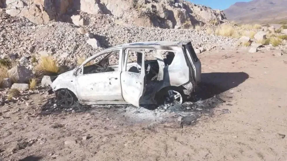 El vehículo carbonizado, encontrado cerca de los cadáveres. FOTO: Fiscalía General del Estado