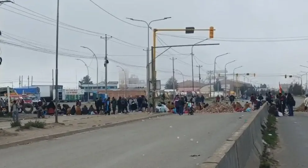 Bloqueo en la ciudad de El Alto, este sábado 10 de enero de 2026. Imagen: Ariel Poma