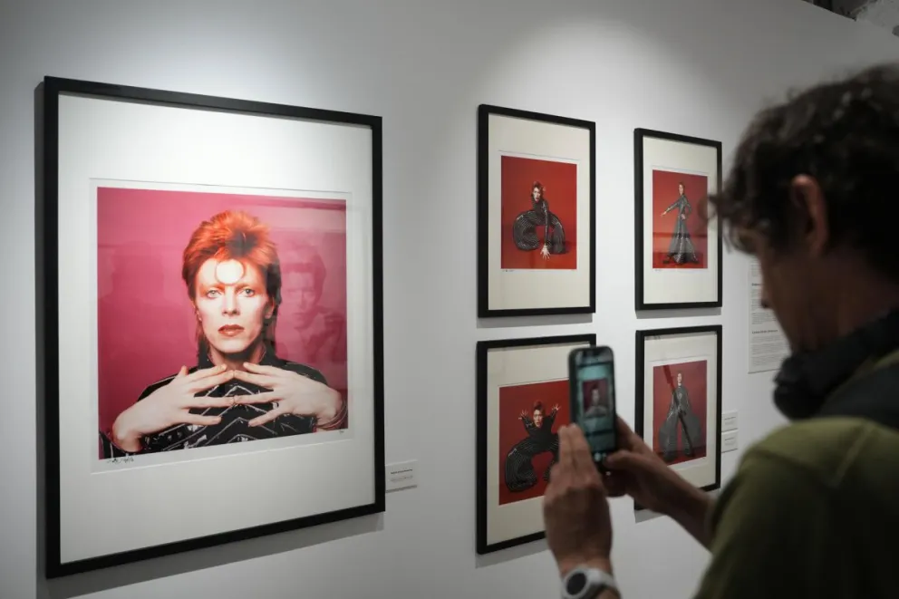 La galería Fotonostrum presenta la exposición 'Bowie x Sukita', que incluye 70 fotografías de David Bowie del reconocido fotógrafo japonés Masayoshi Sukita. Foto: EFE
