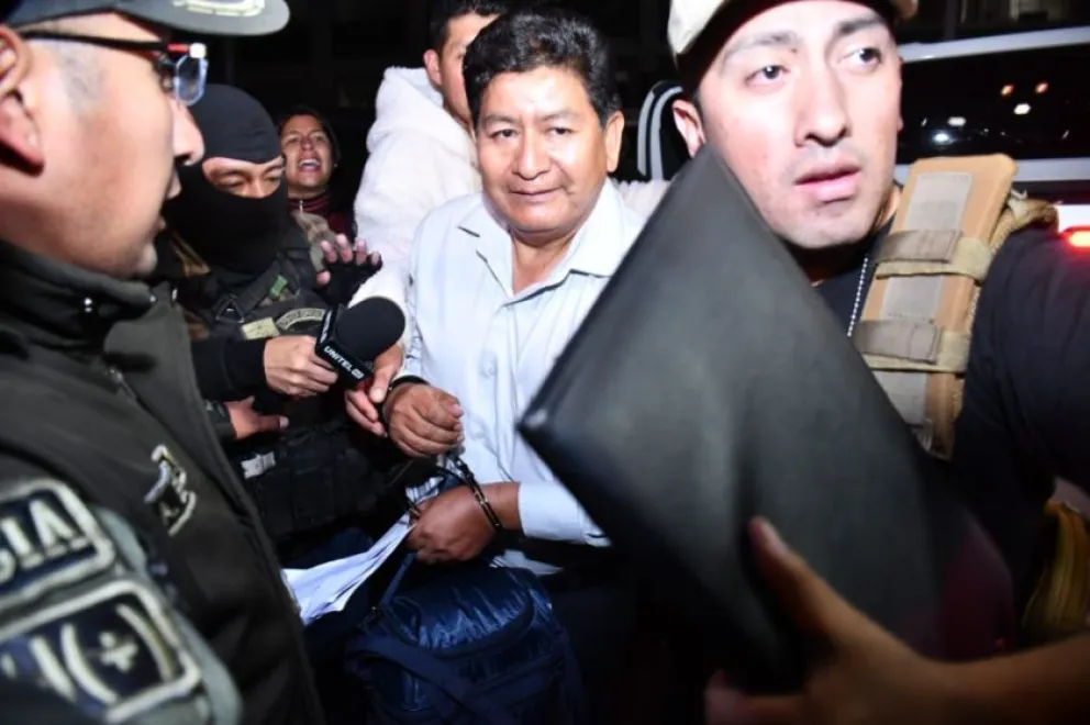 Momento de la aprehensión del exministro de Obras Públicas, Edgar Montaño. Foto: APG 