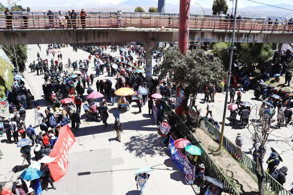 Autoconvocados y maestros bloquearon nuevamente el peaje de la autopista que une El Alto con La Paz. Foto: APG