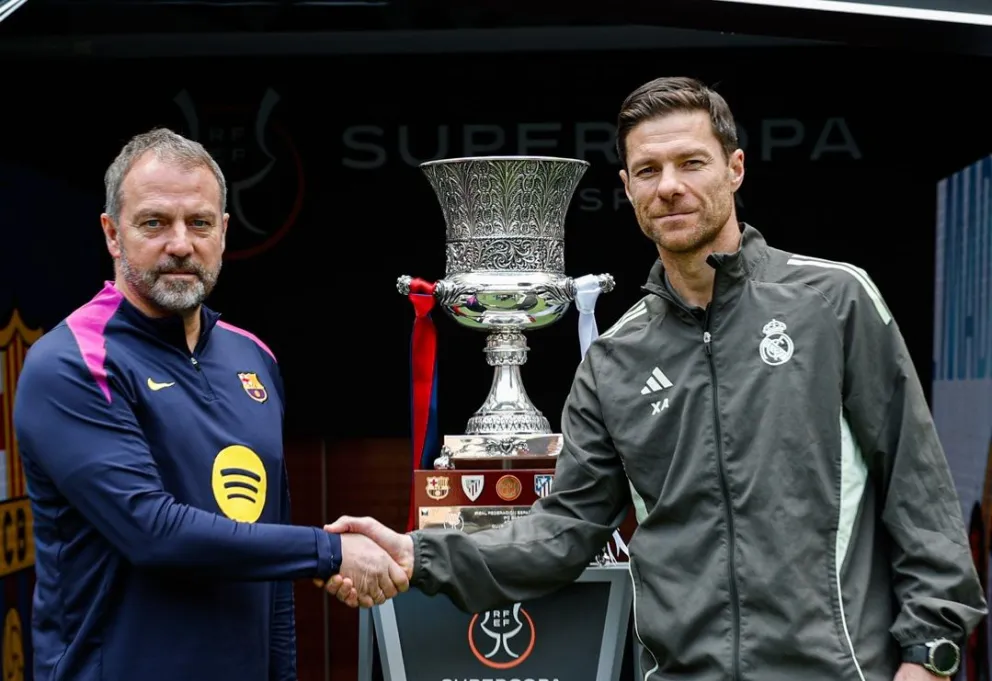 Los técnicos Flick (izq.), del Barcelona, y Alonso, del Real Madrid, se saludan. Foto: Real Madrid