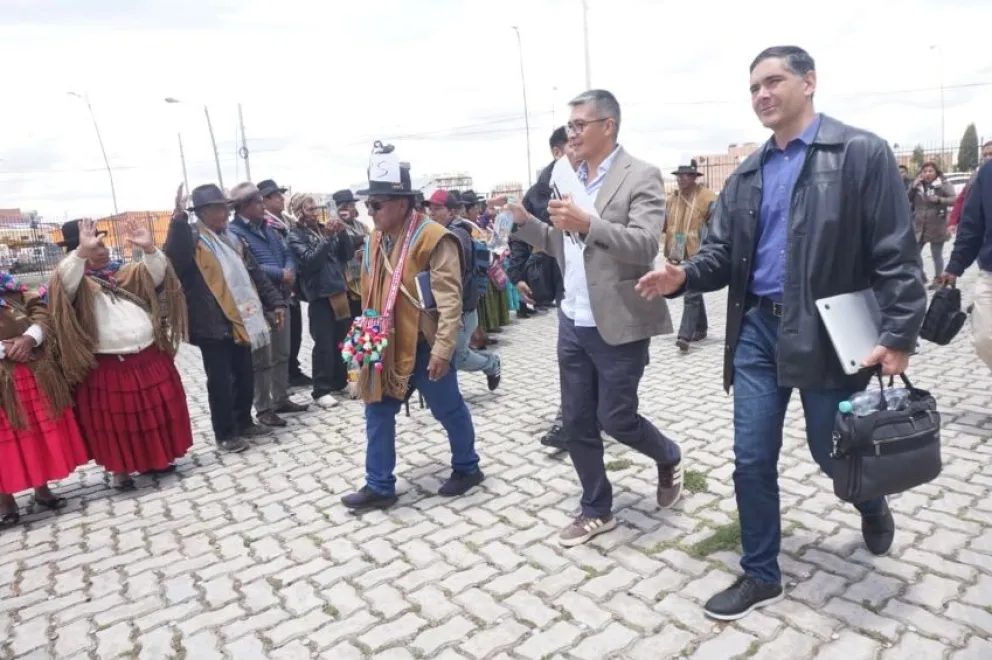 Una delegación  de ministros llega a El Alto este domingo 11 de enero. Foto: APG