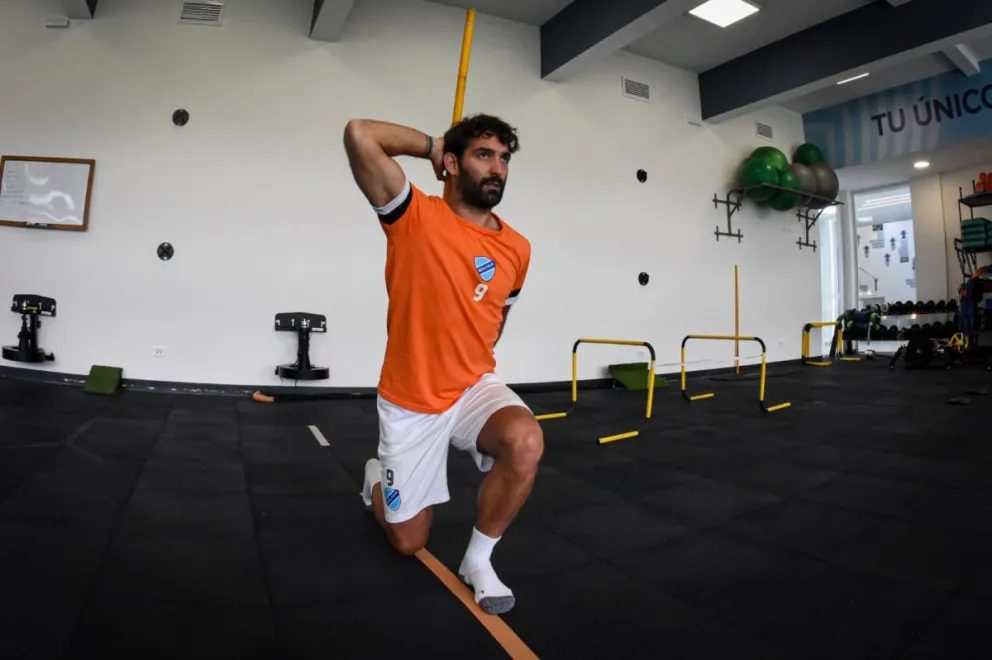 Cauteruccio realiza un ejercicio en la sala de gimnasio de la Academia. Foto: Club Bolívar.