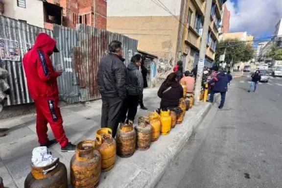 Largas filas para adquirir GLP en la ciudad de La Paz. Foto: Unitel 