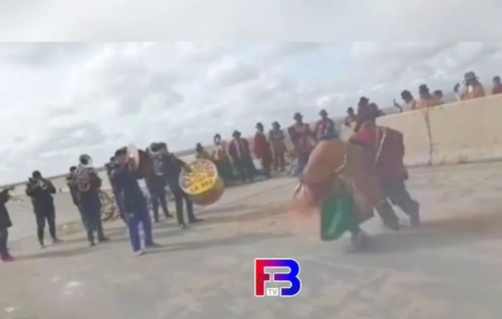 La Banda Súper Explosión hace bailar a los bloqueadores en la carretera a Copacabana. Fuente: FB TV Noticias