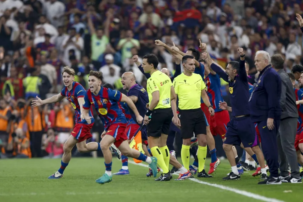 Jugadores del Barcelona, tras consagrarse campeones de la Supercopa de España. Foto: EFE.