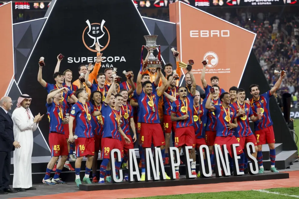 El plantel de Barcelona festeja con su trofeo de campeón. Foto: EFE.