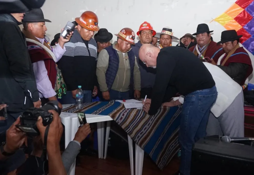 El ministro de Gobierno, José Luis Lupo, firma el acuerdo junto a los representantes de la COB. Foto: APG