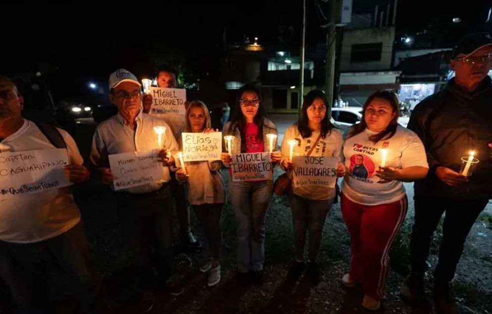 Un grupo de personas participa en una vigilia frente al centro penitenciario Rodeo I este sábado, en Zamora estado de Miranda. Foto: EFE