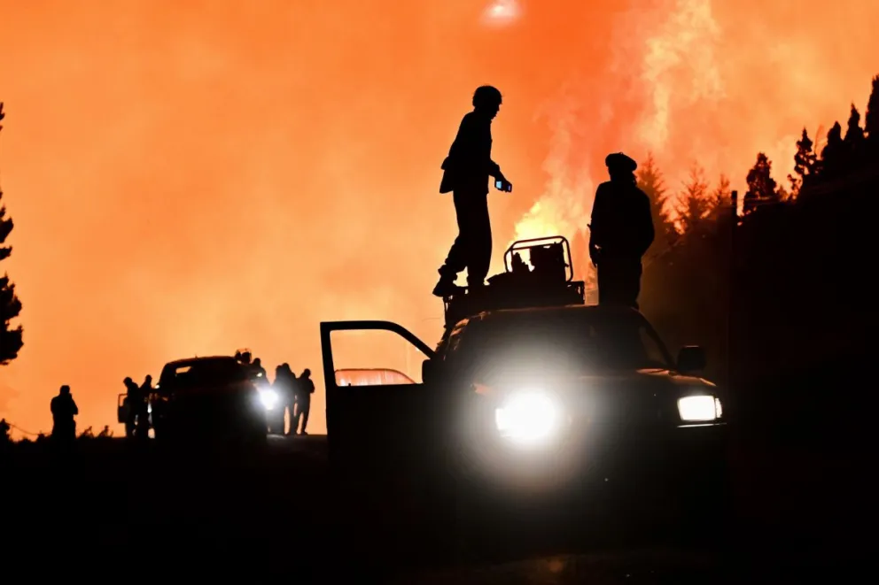 Brigadistas luchan contra un incendio forestal en el Hoyo provincia de Chubut. Foto: EFE