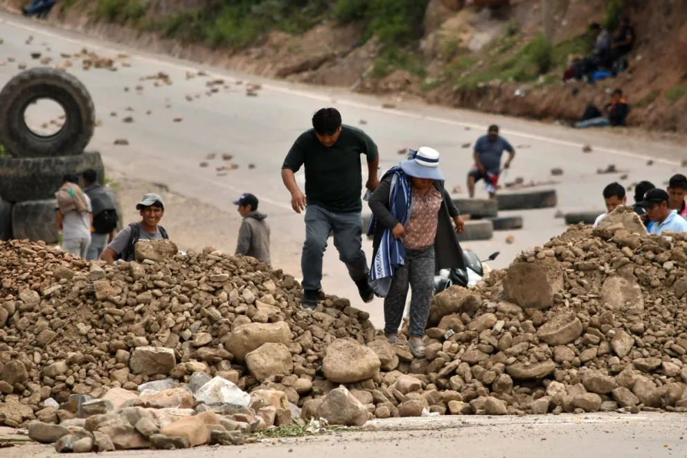 Un punto de bloqueo el domingo en Cochabamba. Foto: EFE