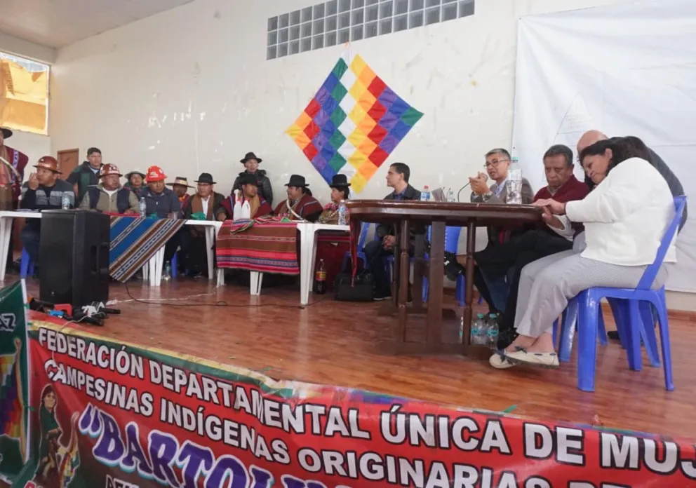 Las negociaciones del domingo entre la COB y el Gobierno. Foto: APG